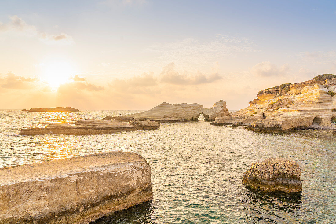 Küstenseelandschaft bei Sonnenuntergang in Paphos, Zypern, Europa