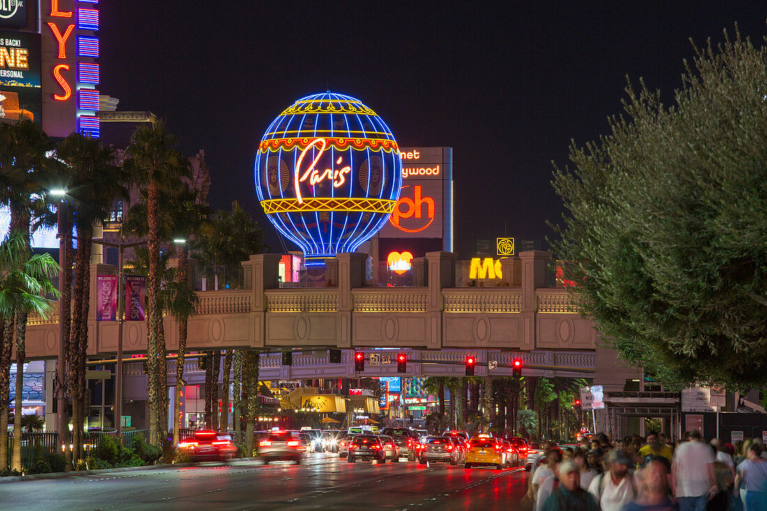 Blick auf den Strip bei Nacht, beleuchteter Montgolfier-Ballon, der für das Pariser Hotel und Casino, Las Vegas, Nevada, Vereinigte Staaten von Amerika, Nordamerika wirbt