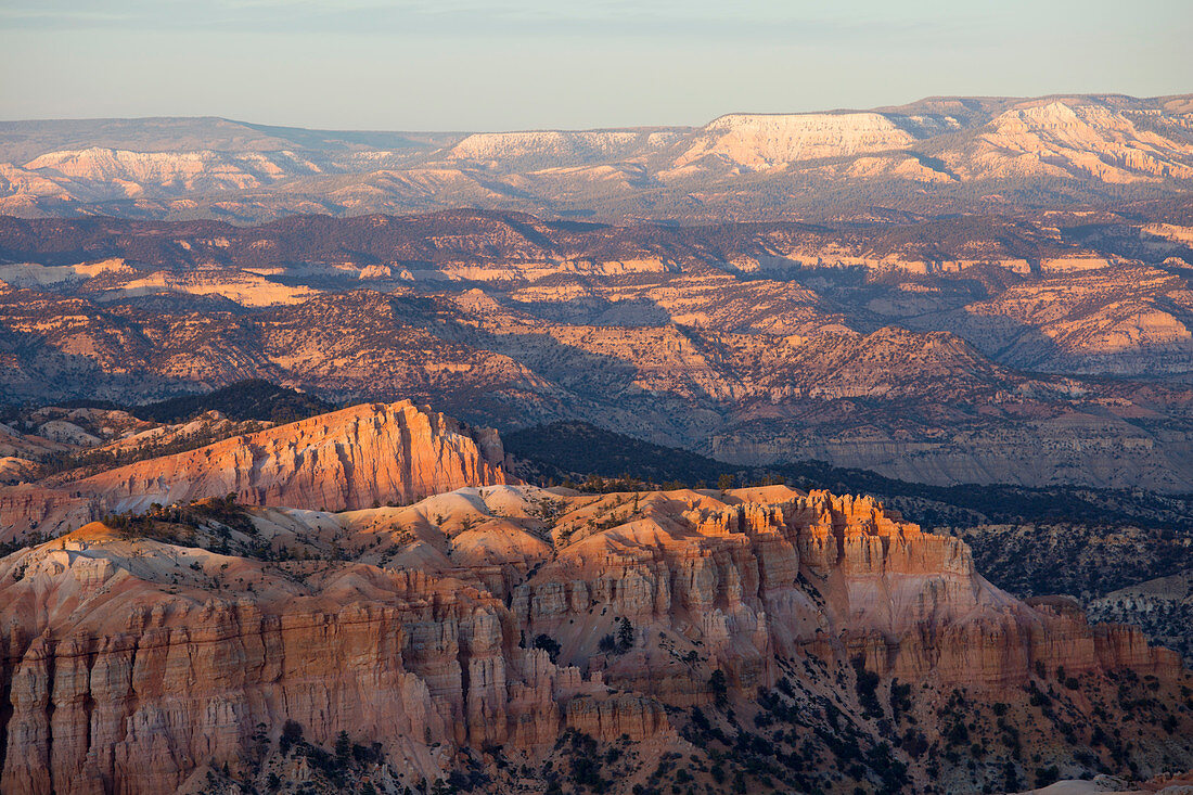 Blick auf das sinkende Schiff Mesa vom Randpfad am Bryce Point, Sonnenuntergang, Bryce Canyon National Park, Utah, Vereinigte Staaten von Amerika, Nordamerika