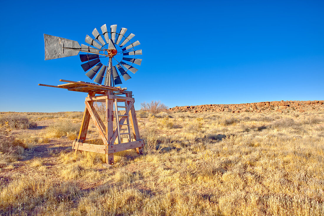 Eine alte Windmühle, die die Grenze des Spielplatzes des Teufels im Petrified Forest National Park, Arizona, Vereinigte Staaten von Amerika, Nordamerika markiert