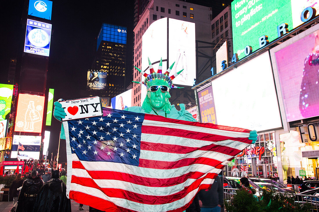 Freiheitsstatue Imitatoren posieren mit Touristen für Tipps am Times Square, Manhattan, New York, New York, Vereinigte Staaten von Amerika, Nordamerika