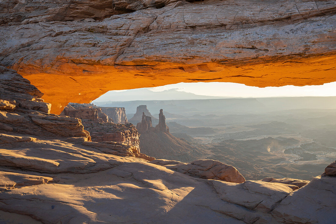 Nahaufnahme des Canyons durch Mesa Arch mit leuchtendem Bogen, Canyonlands National Park, Utah, Vereinigte Staaten von Amerika, Nordamerika