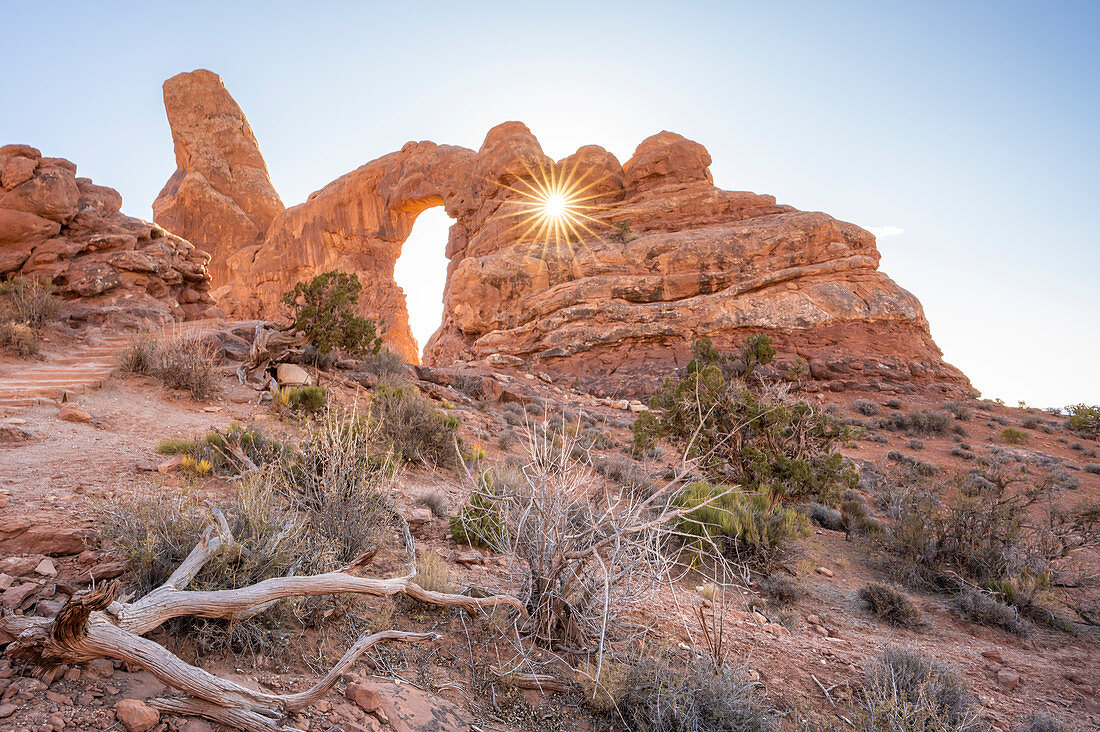 Sunburst durch Turret Arch, Arches National Park, Utah, Vereinigte Staaten von Amerika, Nordamerika