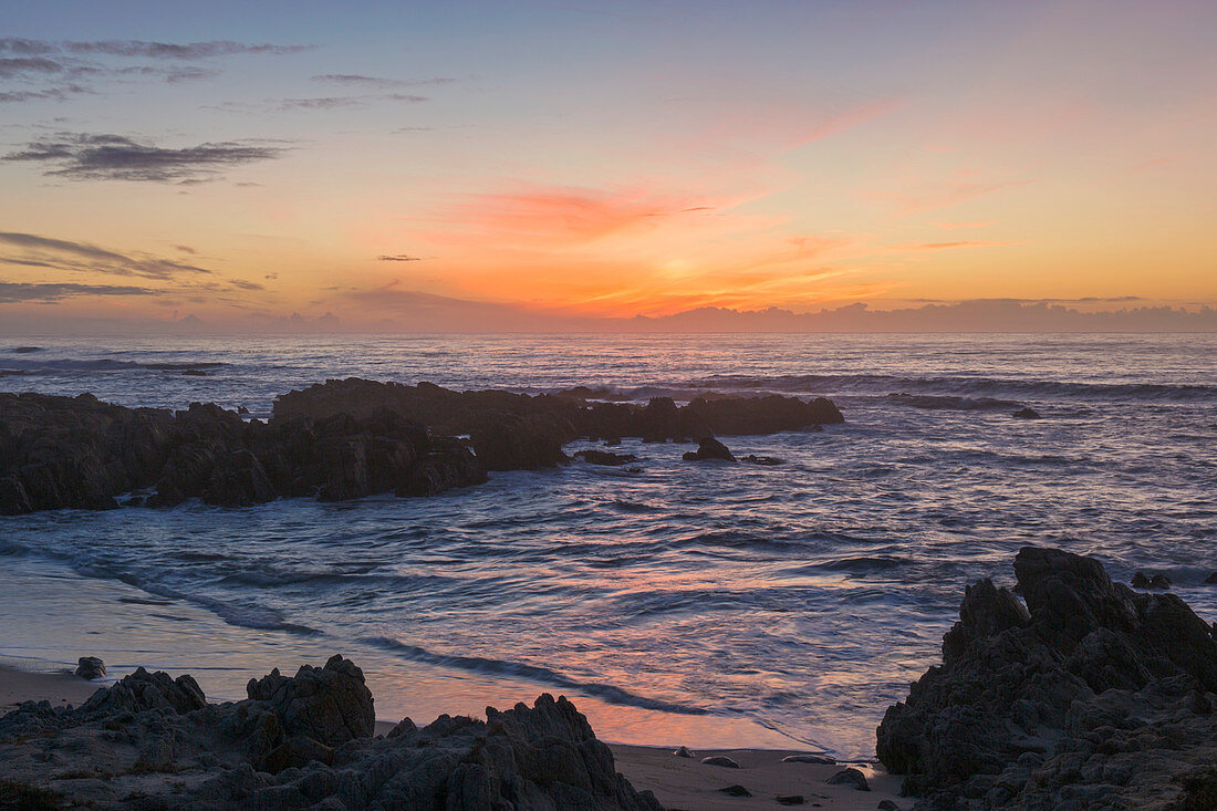Blick über den Pazifischen Ozean von der felsigen Küste der Monterey-Halbinsel, Sonnenuntergang, Pacific Grove, Monterey, Kalifornien, Vereinigte Staaten von Amerika, Nordamerika