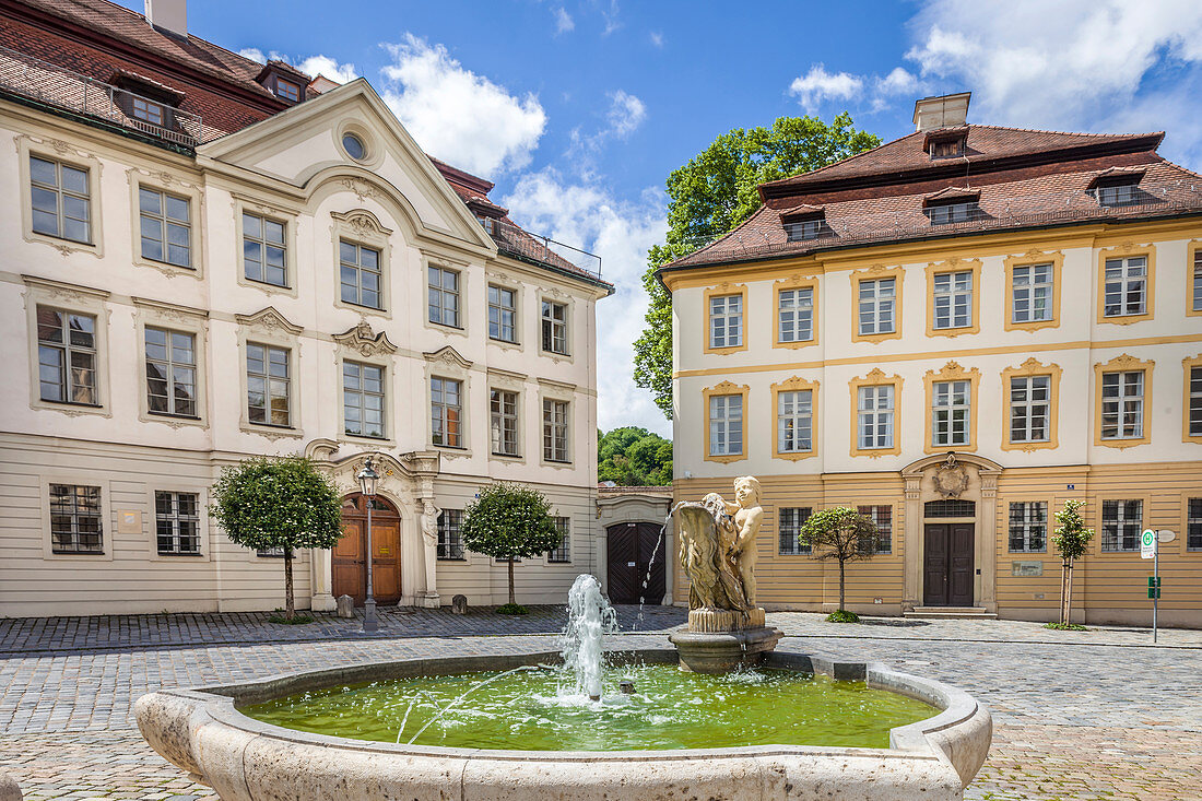 Historische Häuser und Brunnen am Residenzplatz in Eichstätt, Oberbayern, Bayern, Deutschland