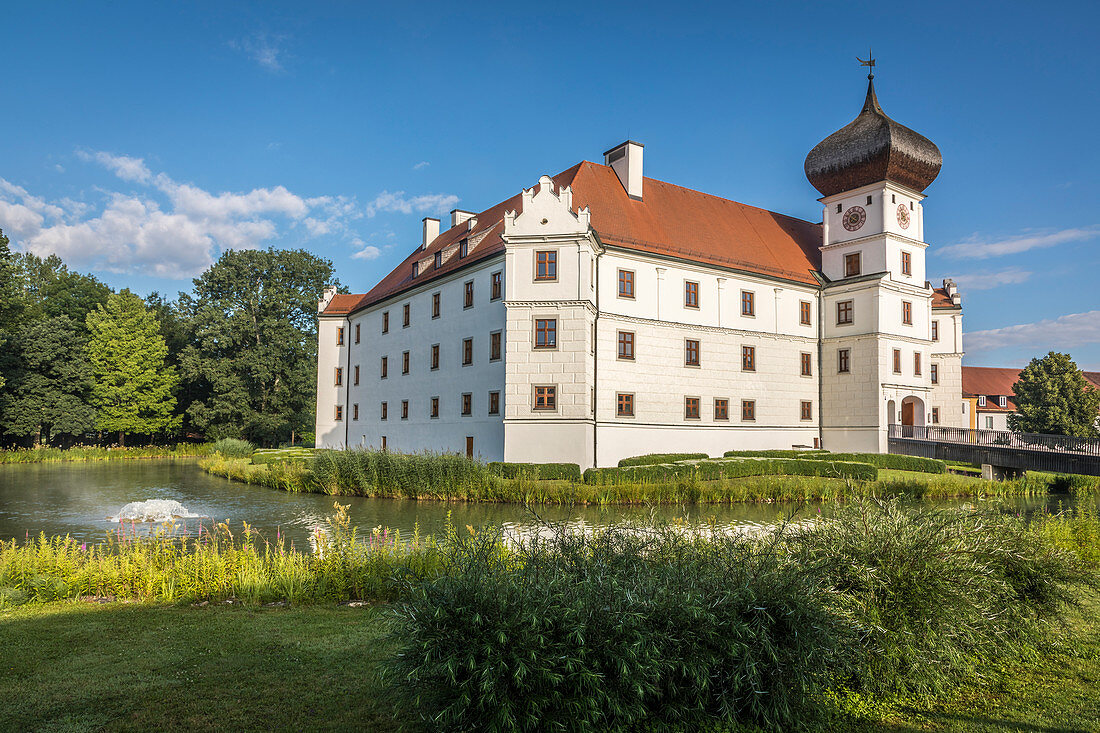 Schloss Hohenkammer mit Burggraben in Hohenkammer, Oberbayern, Bayern, Deutschland