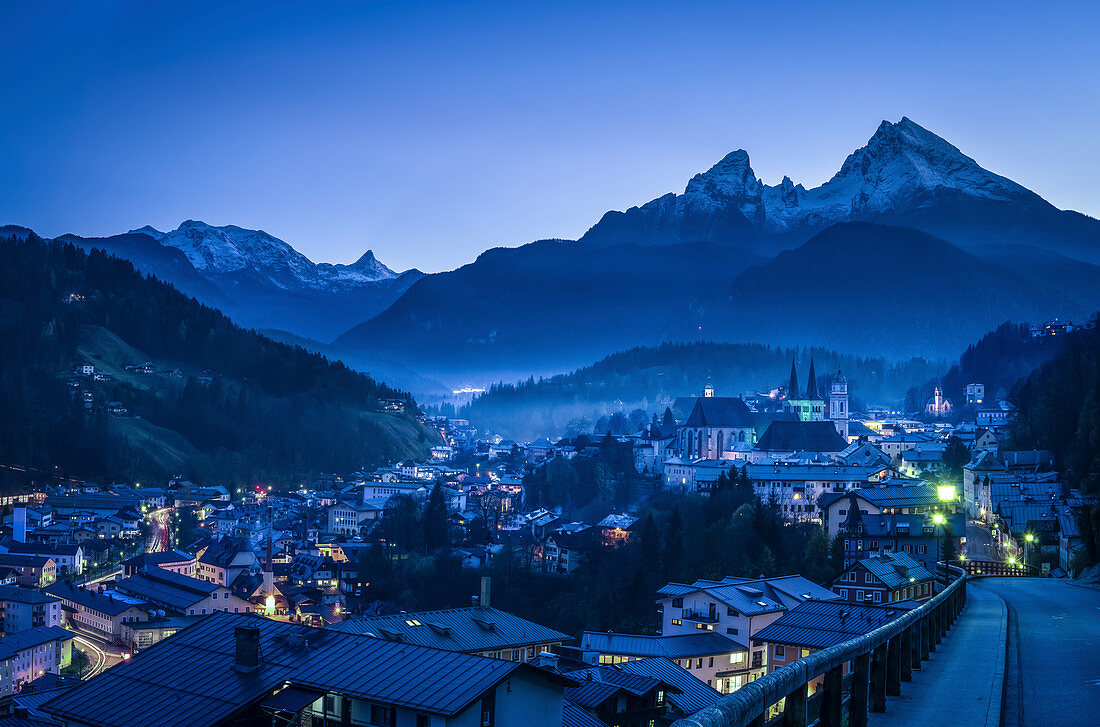 Berchtesgaden mit Watzmann zur blauen Stunde, Oberbayern, Bayern, Deutschland