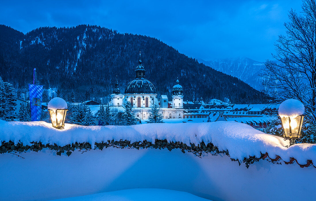 Benediktinerabtei Ettal zur blauen Stunde, Ettal, Oberbayern, Bayern, Deutschland