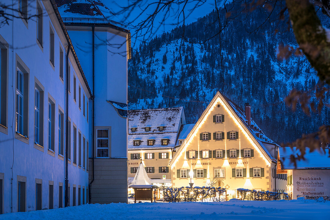 Klosterbräu bei der Benediktinerabtei Ettal zur blauen Stunde, Ettal, Oberbayern, Bayern, Deutschland