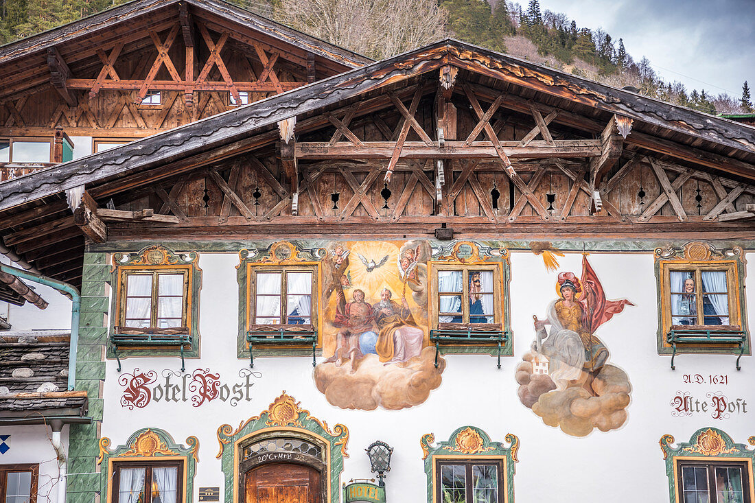 Historische Häuser mit Lüftlmalerei in Wallgau, Oberbayern, Bayern, Deutschland