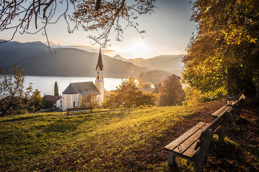 View of the Schliersee and the St. Sixtus Church, Schliersee, Upper Bavaria, Bavaria, Germany