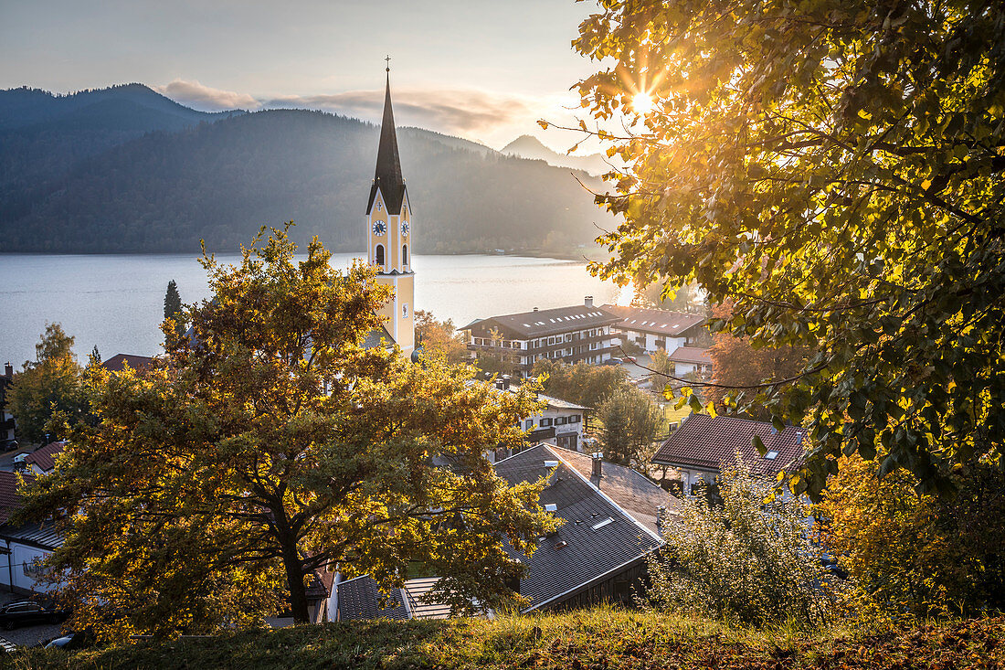 Blick auf den Schliersee und die Kirche St. Sixtus, Schliersee, Oberbayern, Bayern, Deutschland