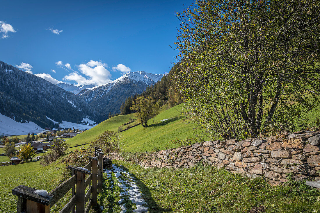 Hohlweg Gasse nach Innervillgraten, Villgratental, Osttirol, Tirol, Österreich