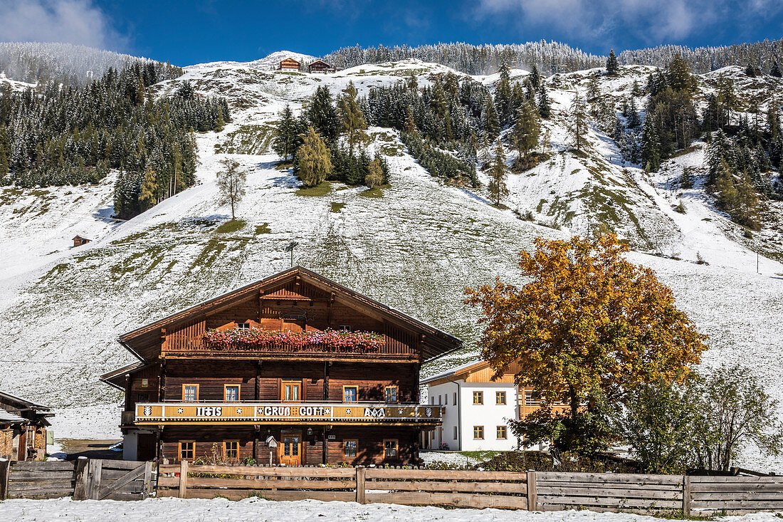 Historischer Bergbauernhof in Innervillgraten, Villgratental, Osttirol, Tirol, Österreich