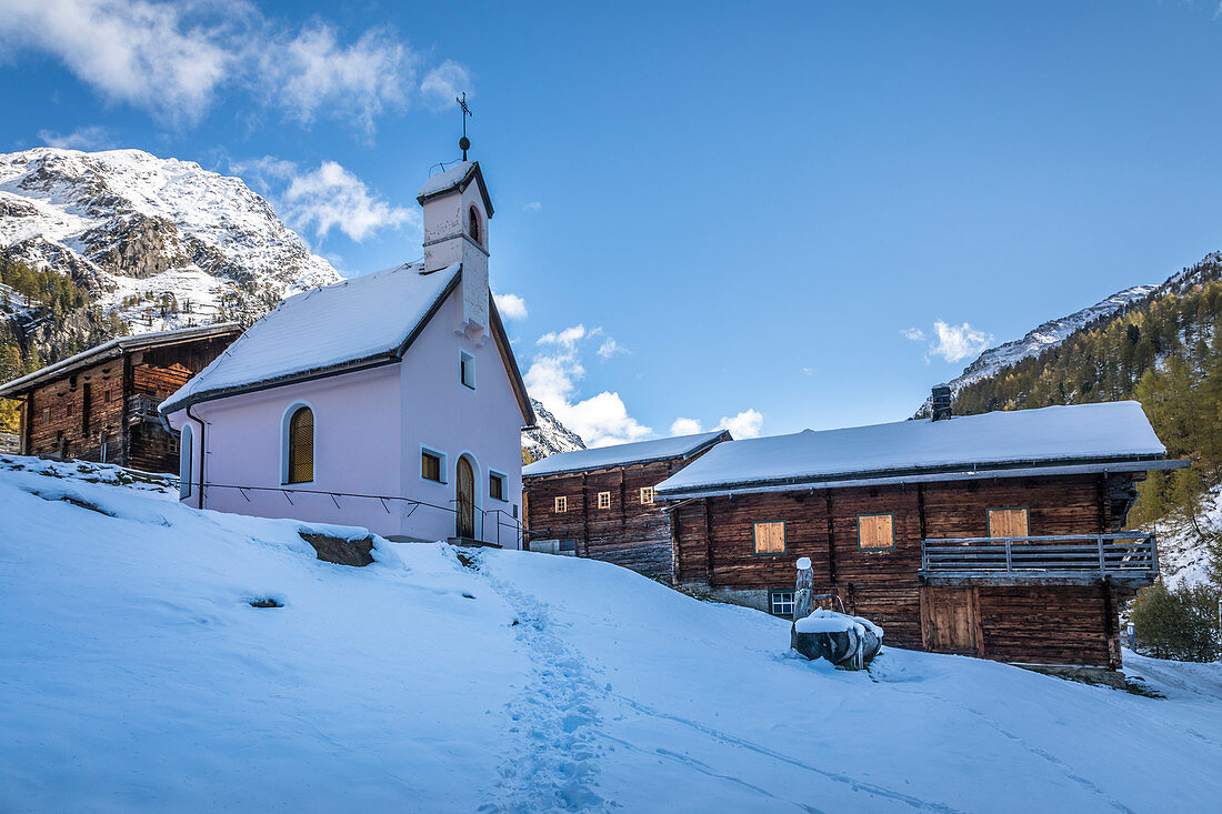 Alte Berghütten und Kapelle auf der Oberstalleralm im Arntal, Innervillgraten, Villgratental, Osttirol, Tirol, Österreich