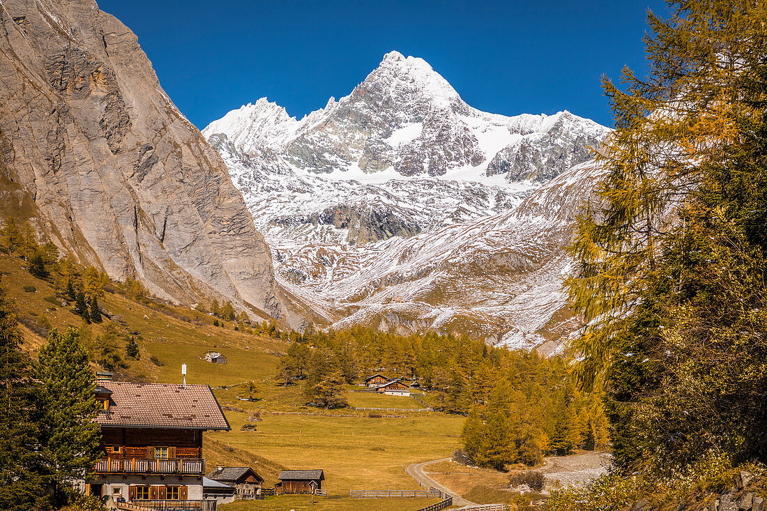 Alpengasthof Lucknerhaus (1.920 m) im Ködnitztal mit Großglockner (3.798 m), Osttirol, Tirol, Österreich