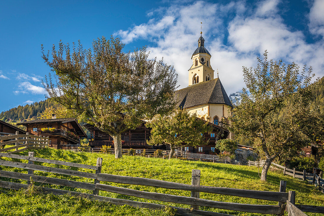 Dorfzentrum von Obermauern mit Wallfahrtskirche Maria Schnee, Virgental, Osttirol, Tirol, Österreich
