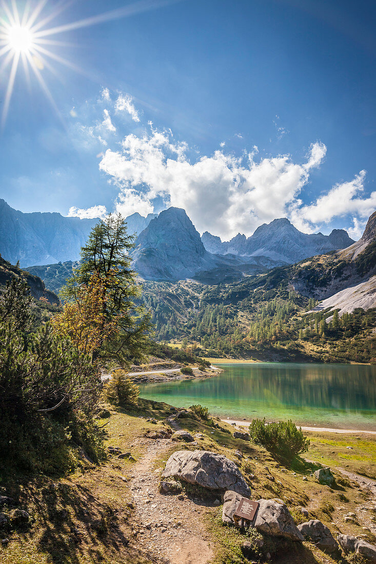 Weg zum Seebensee im Gaistal mit Blick zum Rauher Kopf, Ehrwald in Tirol, Tirol, Österreich