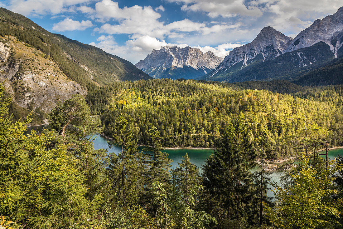 Blindsee am Fernpass mit Zugspitzmassiv, Biberwier, Tirol, Österreich