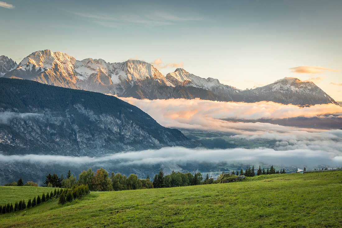 Sonnenaufgang über dem Inntal von Haimingerberg aus, Tirol, Österreich
