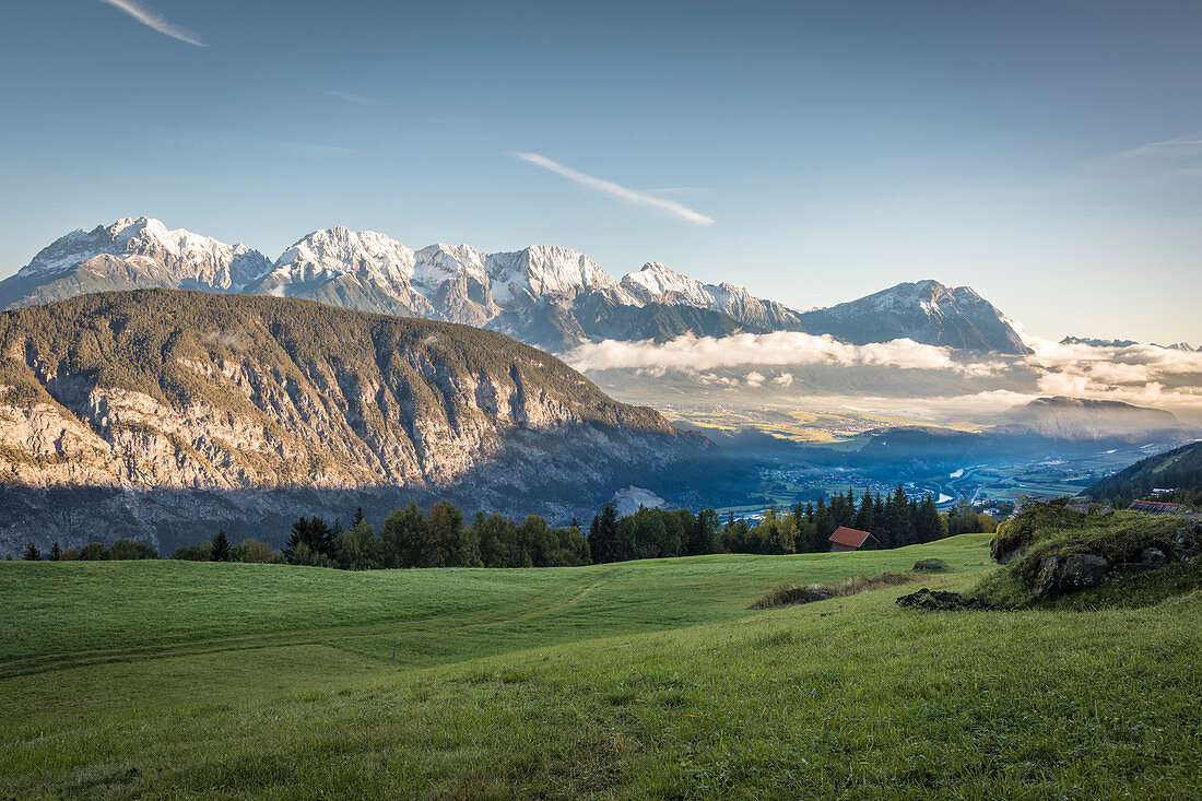 Sonnenaufgang über dem Inntal von Haimingerberg aus, Tirol, Österreich