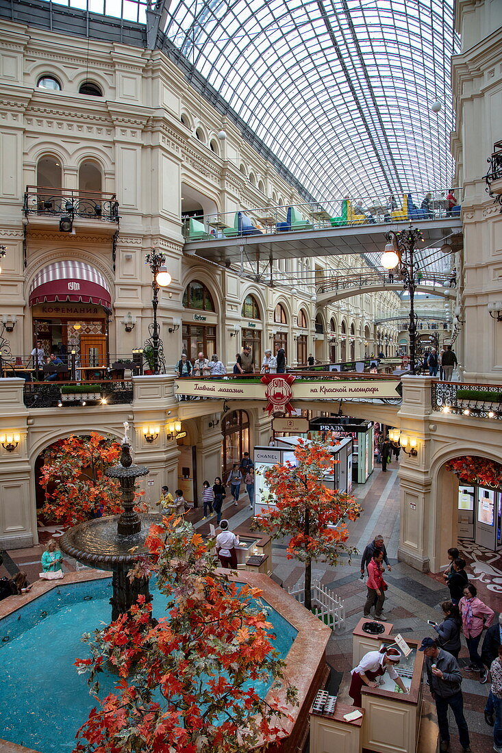 Innenansicht von Kaufhaus und Einkaufspassage GUM, Moskau, Russland, Europa