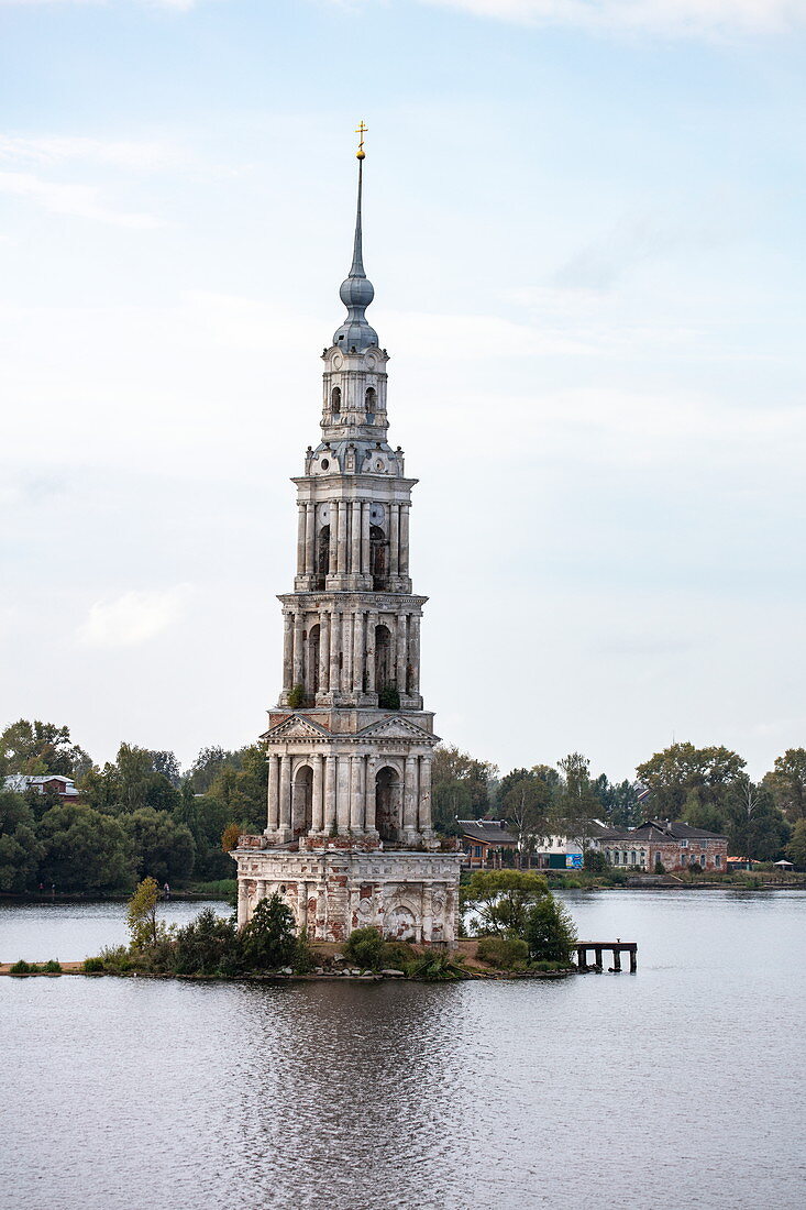 Der Kalyazin-Glockenturm am Fluss Wolga, der alles ist, was von der Altstadt von Kalyazin übrig geblieben ist, nachdem das Hochwasser des Uglich-Stausees ihn bedeckt hatte, Kalyazin, Bezirk Twer, Russland, Europa