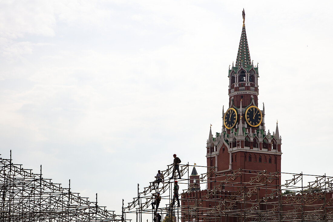 Bauarbeiter auf Gerüst an Wand vom Moskauer Kreml, Moskau, Russland, Europa