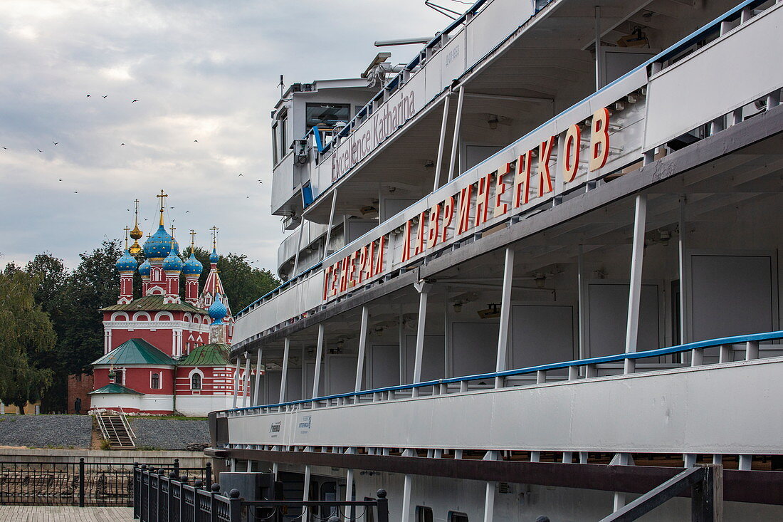 Seite von Flusskreuzfahrtschiff Excellence Katharina (ehemals MS General Lavrinenkov) und der Kirche St. Dmitry auf dem Blut, Uglich, Bezirk Jaroslawl, Russland, Europa