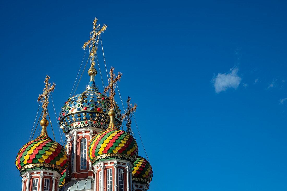 Bunte Kuppeln der Geburtskirche der Heiligen Jungfrau Maria (Stroganov-Kirche), Nischni Nowgorod, Bezirk Nischni Nowgorod, Russland, Europa
