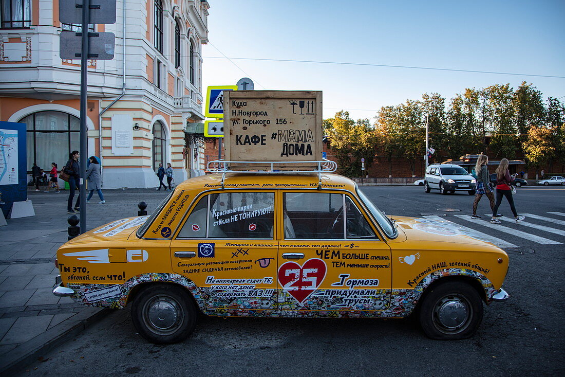 Café Werbung auf altem Auto am Ende der Fußgängerzone, Nischni Nowgorod, Bezirk Nischni Nowgorod, Russland, Europa
