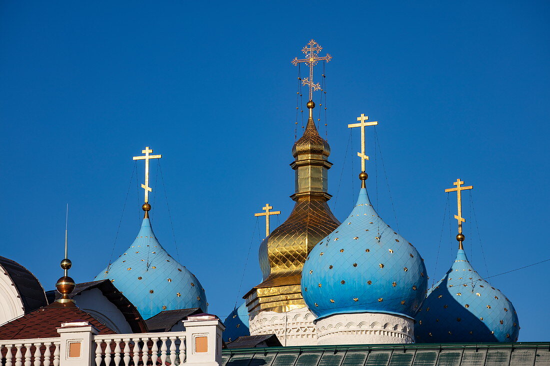 Blaue Kuppeln der Verkündigungskathedrale des Kasaner Kremls (die erste orthodoxe Kirche des Kasaner Kremls), Kasan, Bezirk Kasan, Republik Tatarstan, Russland, Europa