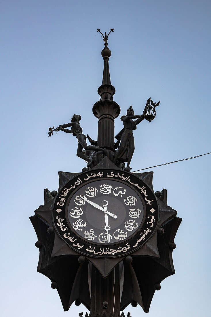 Dekorative Uhr an der Baumana Straße in der Innenstadt, Kasan, Bezirk Kasan, Republik Tatarstan, Russland, Europa