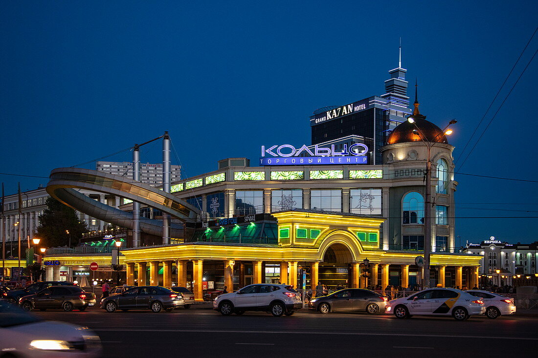 Hauptverkehrszeit mit Grand Kazan Hotel in der Abenddämmerung, Kasan, Bezirk Kasan, Republik Tatarstan, Russland, Europa