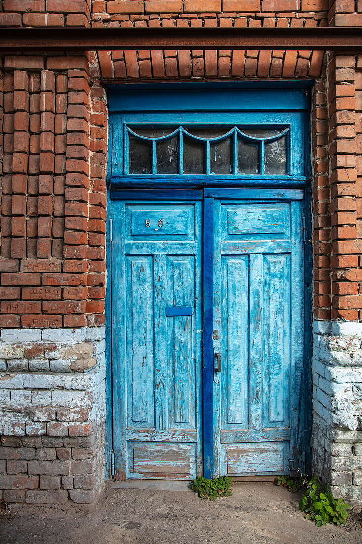 Blaue Tür in roter Backsteinhauswand, Uljanowsk, Bezirk Uljanowsk, Russland, Europa