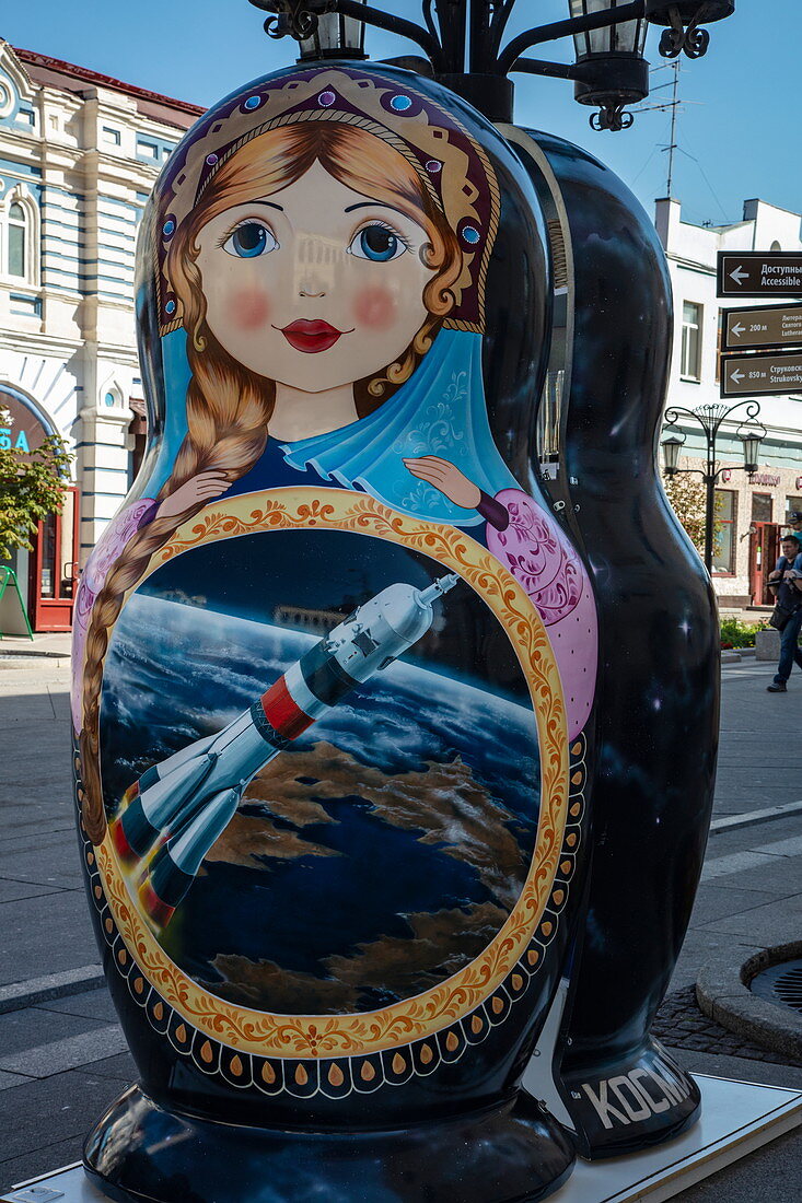 Übergroße Matroschka-Puppe dient als Souvenirstand in der Fußgängerzone, Samara, Bezirk Samara, Russland, Europa