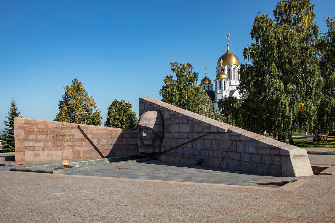 Denkmal des Zweiten Weltkriegs und Kirche St. George the Victorious, Samara, Bezirk Samara, Russland, Europa