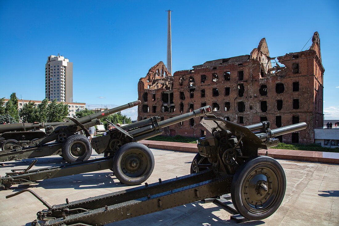 Artillery on display in front of the Gerhardt Mill (one of the few remaining buildings from the Battle of Stalingrad in World War II), Volgograd, Volgograd District, Russia, Europe