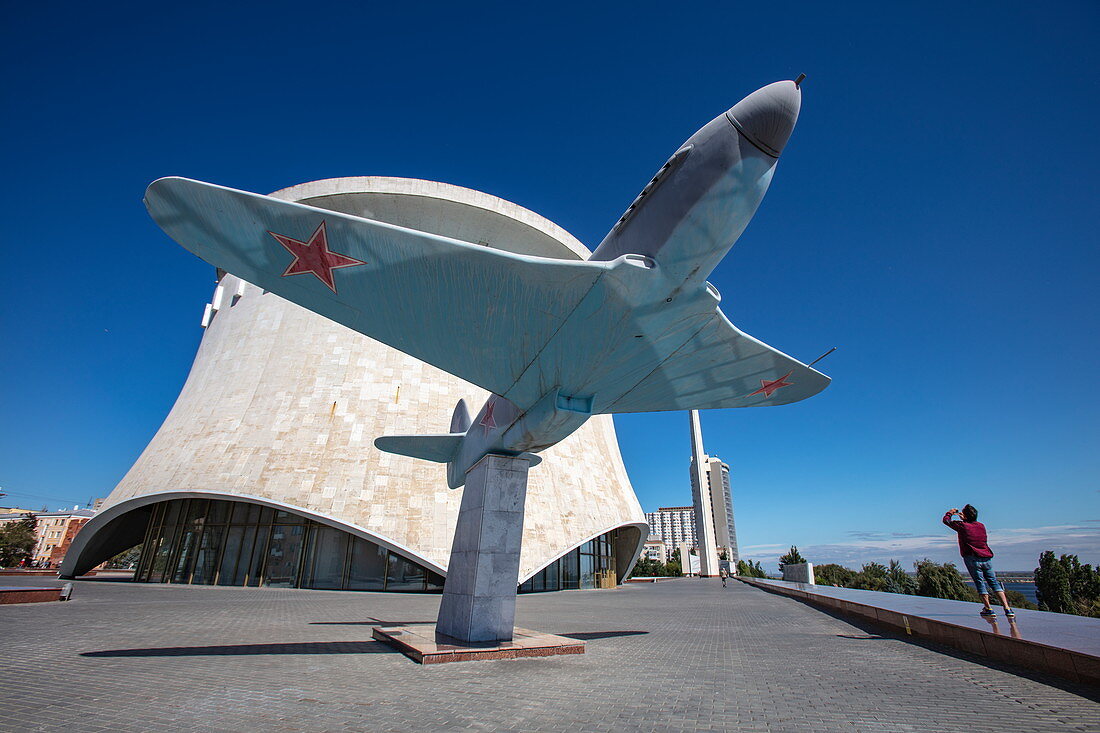 Yak-3-Flugzeug aus dem Zweiten Weltkrieg ausgestellt vor dem Wolgograd Panorama Museum, Wolgograd, Bezirk Wolgograd, Russland, Europa