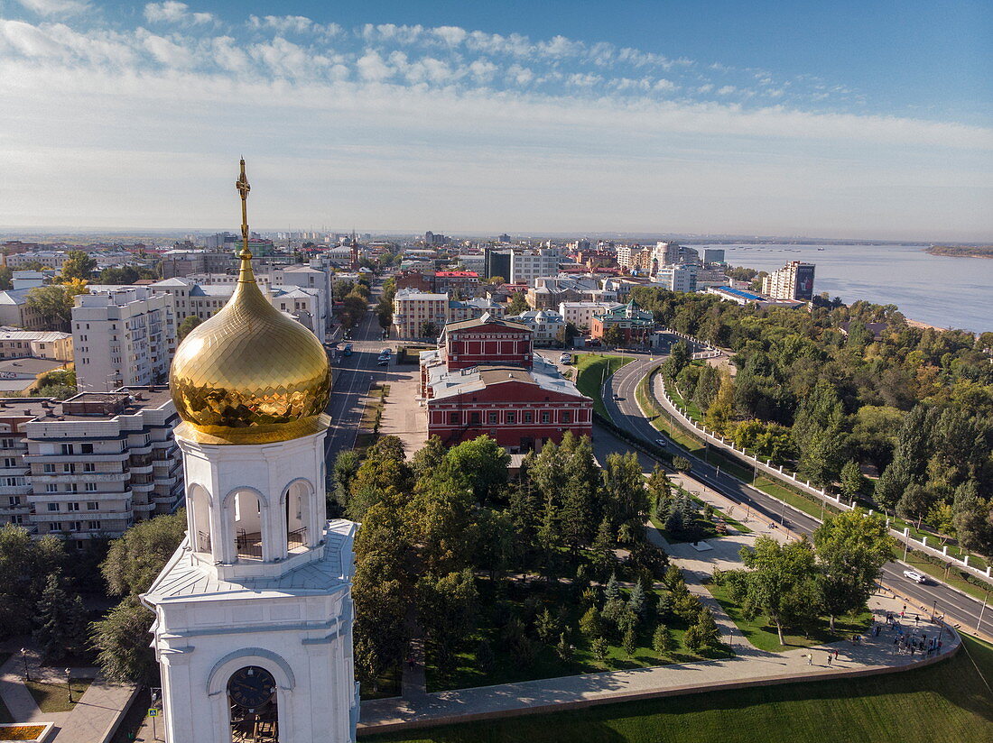 Lauftaufnahme von Glockenturm im Iversky-Frauenkloster, Samara, Bezirk Samara, Russland, Europa