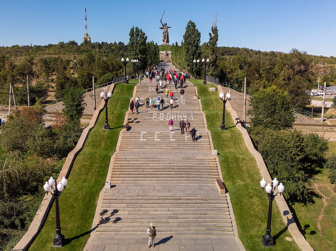 Lauftaufnahme der Treppe die zum Mamayev Kurgan-Gedenkkomplex und der riesigen Mutterland-Ruf-Statue führt, Wolgograd, Bezirk Wolgograd, Russland, Europa