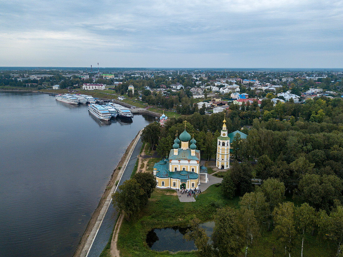Luftaufnahme von russisch-orthodoxen Kirche und Flusskreuzfahrtschiffen die entlang Fluss Wolga angedockt sind, Uglich, Jaroslawl, Russland, Europa