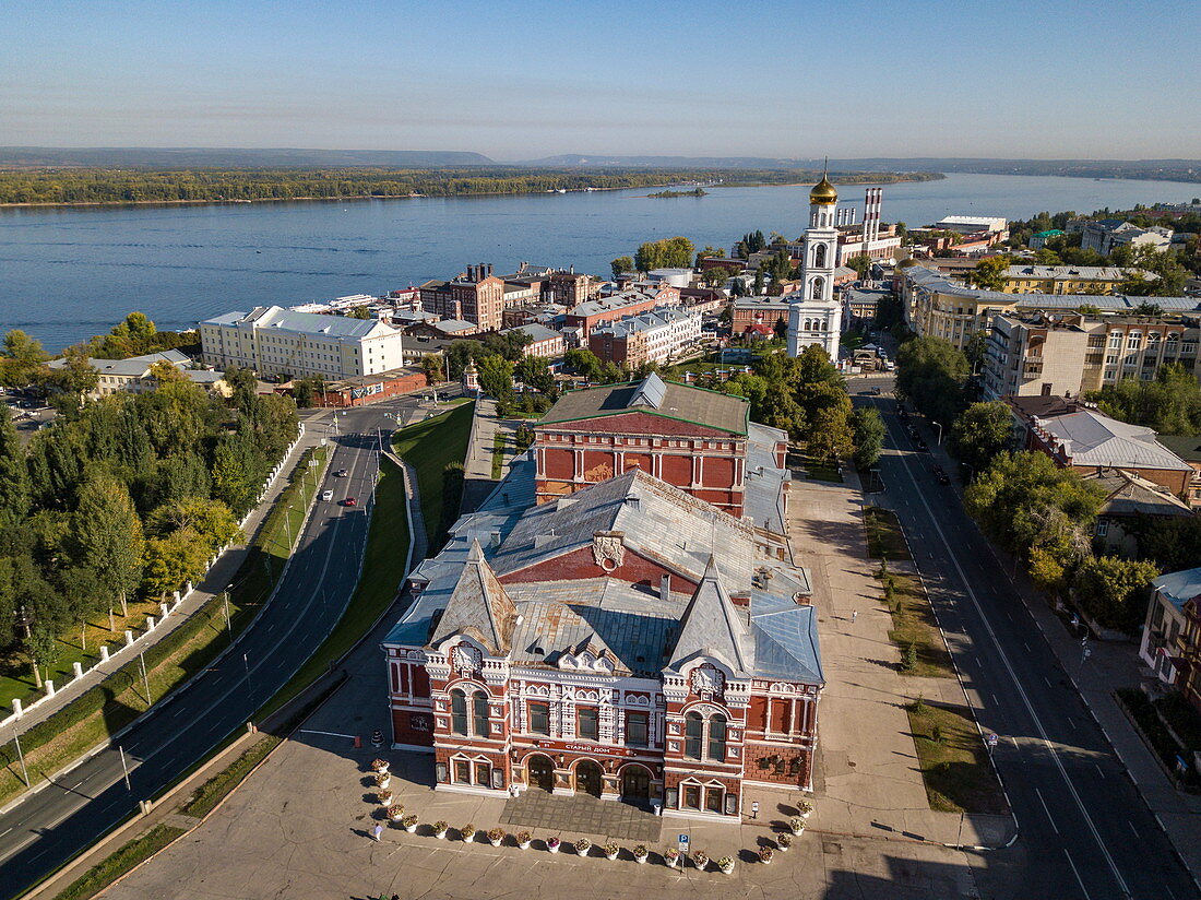 Luftaufnahme von Samara Academic Drama Theatre und Fluss Wolga, Samara, Bezirk Samara, Russland, Europa