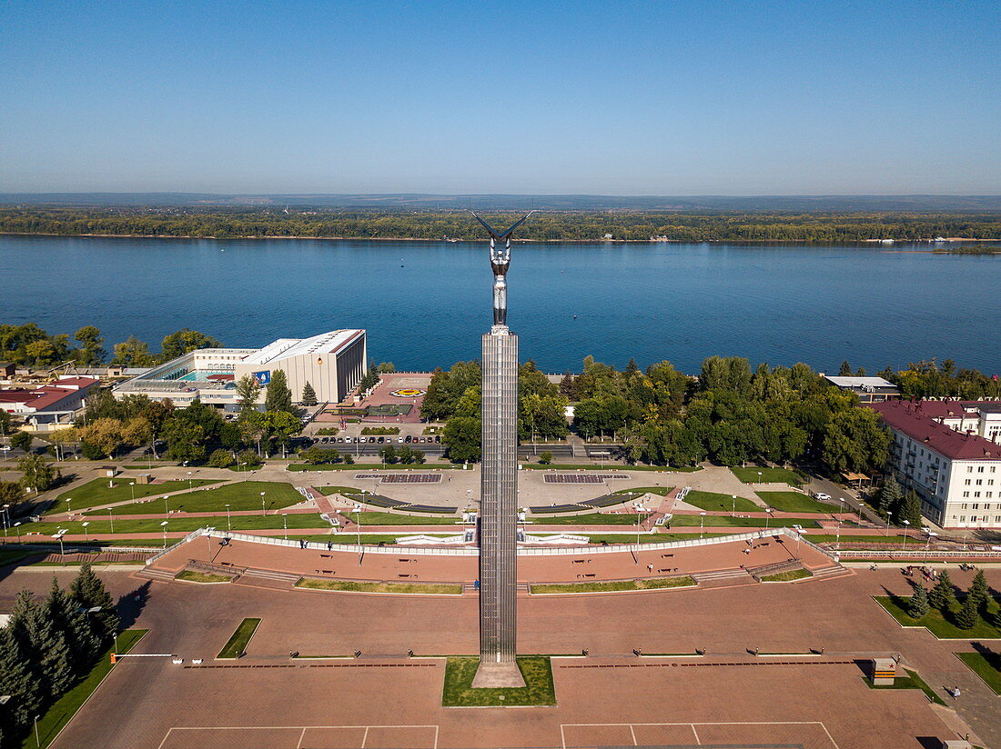 Luftaufnahme von Denkmal des Ruhms am Slavy-Platz und Fluss Wolga, Samara, Bezirk Samara, Russland, Europa