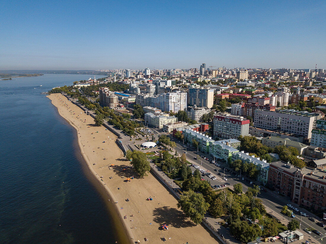 Luftaufnahme von Strand entlang Fluss Wolga und Stadt, Samara, Bezirk Samara, Russland, Europa