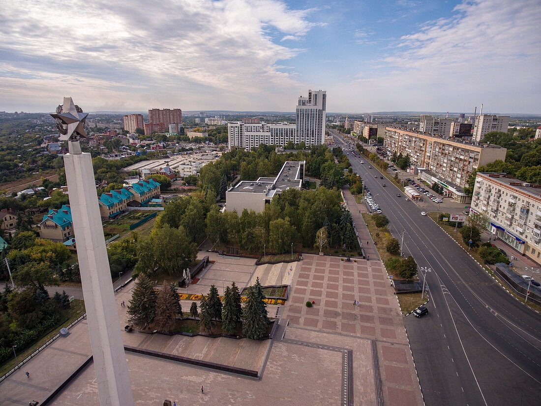 Luftaufnahme von Obelisk und Denkmal des Zweiten Weltkriegs, Uljanowsk, Bezirk Uljanowsk, Russland, Europa