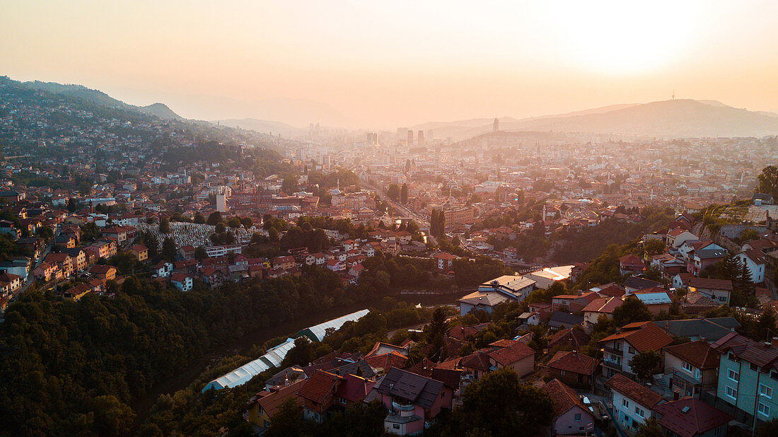 Luftaufnahme des Stadtbildes von Sarajevo während des Sonnenuntergangs