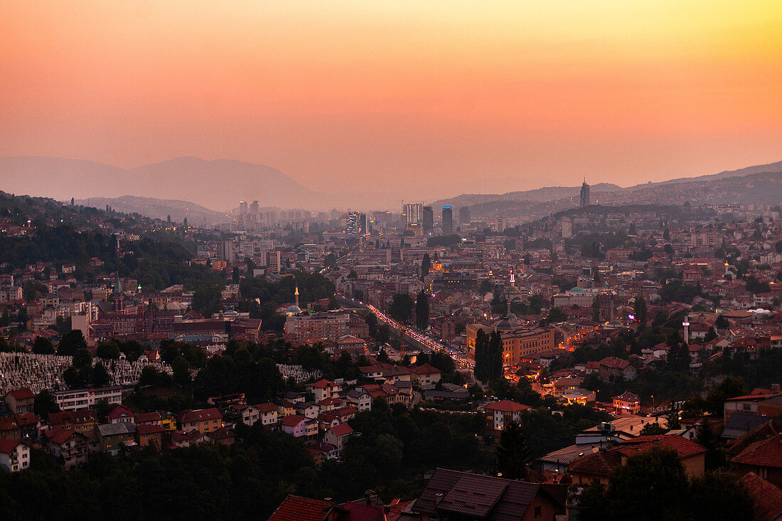 Blick auf das Stadtbild von Sarajevo in der Abenddämmerung