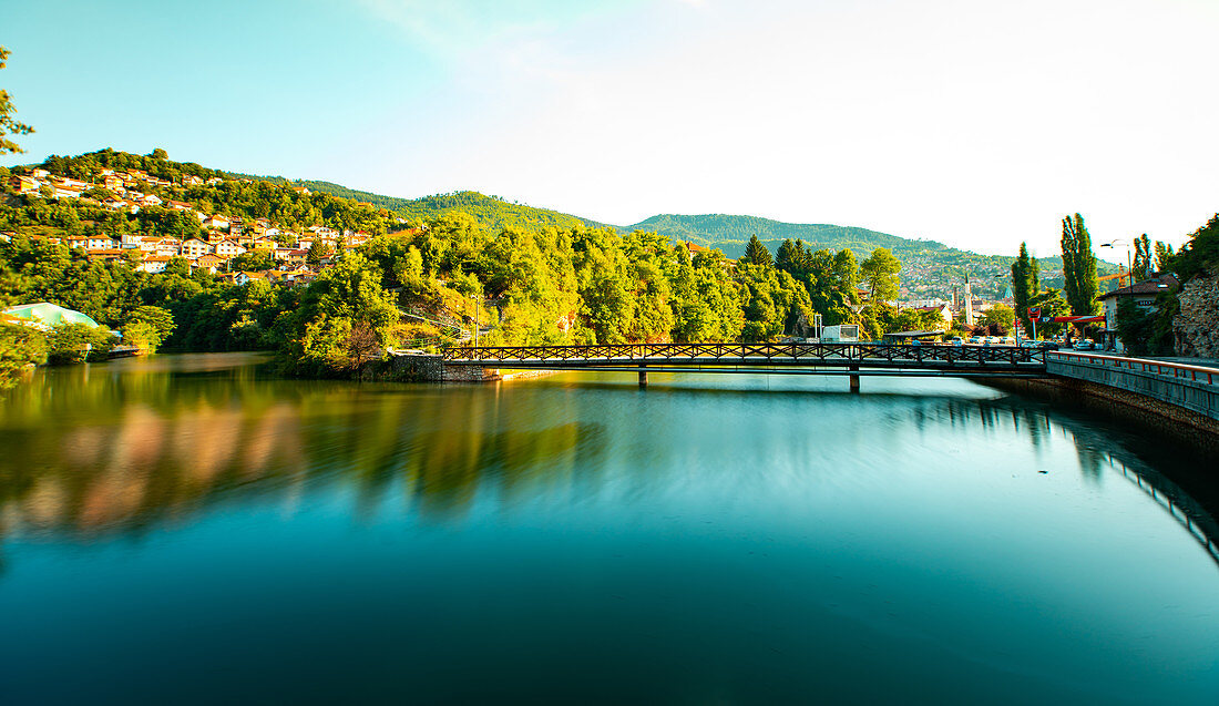 Szenische Ansicht der Brücke über Fluss Miljacka in der Stadt Sarajevo