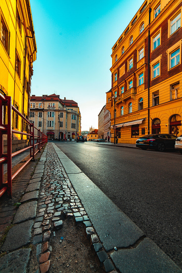 Ansicht der Straße mit Gebäuden in der Prager Stadt